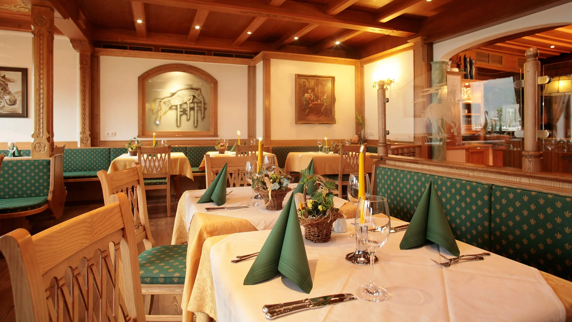 Restaurant mit holzverkleidung und eingedeckten tischen mit gruenen servietten