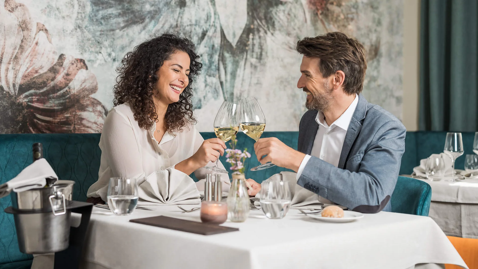 Langlaufwoche mit Kurs © David Johansson Paar stößt mit Weißweingläsern in einem Restaurant an