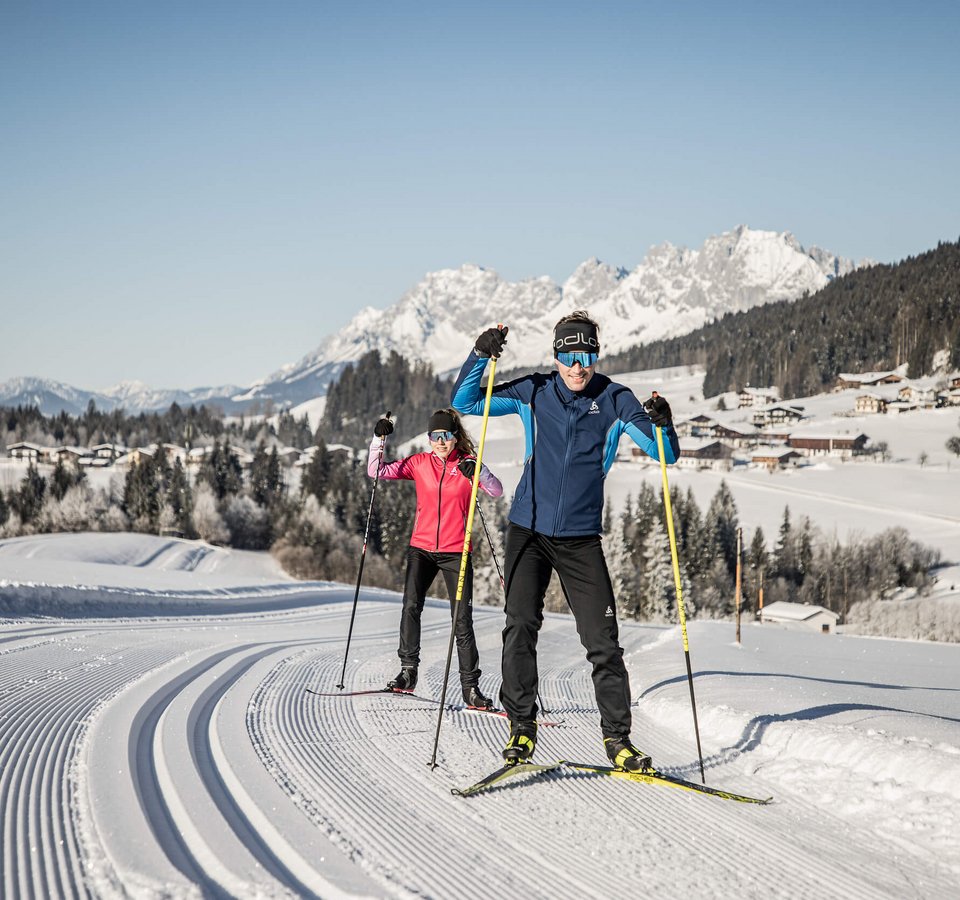 Volksbiathlon © Mirja Geh Zwei Menschen beim Langlaufen auf einer präparierten Loipe im schneebedeckten Gebirge