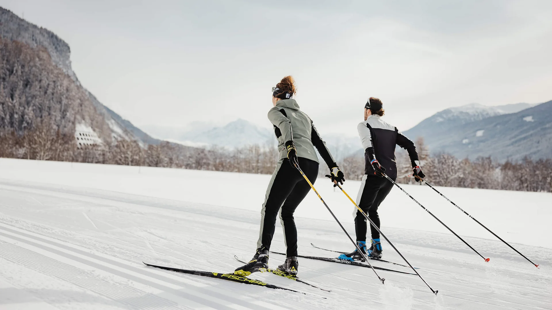 Loipen & Loipenericht © Alex Moling Zwei Skifahrer beim Langlaufen in verschneiter Berglandschaft