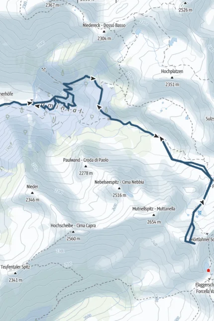 Wanderroute auf Bergkarte mit Höhenlinien und Gipfeln in den Alpen