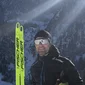 Johannes Harasser © Das Walchsee Hotel GmbH Man in winter sports outfit with skis in front of snowy mountains in sunlight