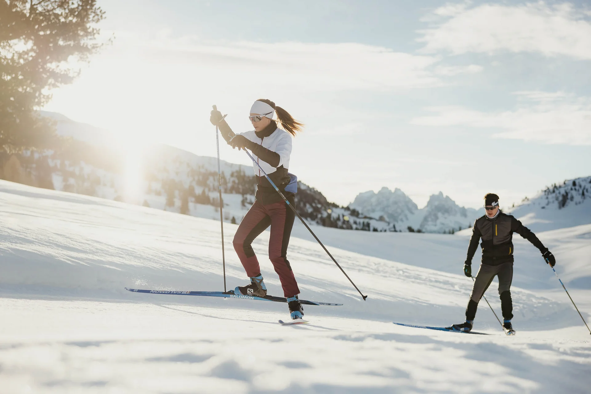 Langlauf Urlaub © Alex Moling Zwei Personen Langlauf im Schnee mit Bergen im Hintergrund