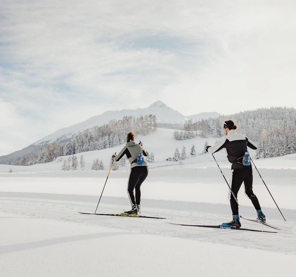 IBU Junior Cup 2025 © Alex Moling Zwei Personen beim Langlaufen in verschneiter Berglandschaft