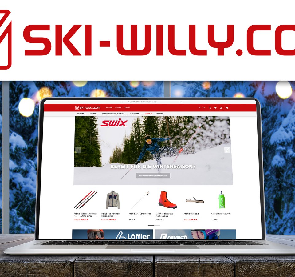 Laptop zeigt ski-willy.com Webseite mit Wintersportausrüstung vor verschneitem Fenster