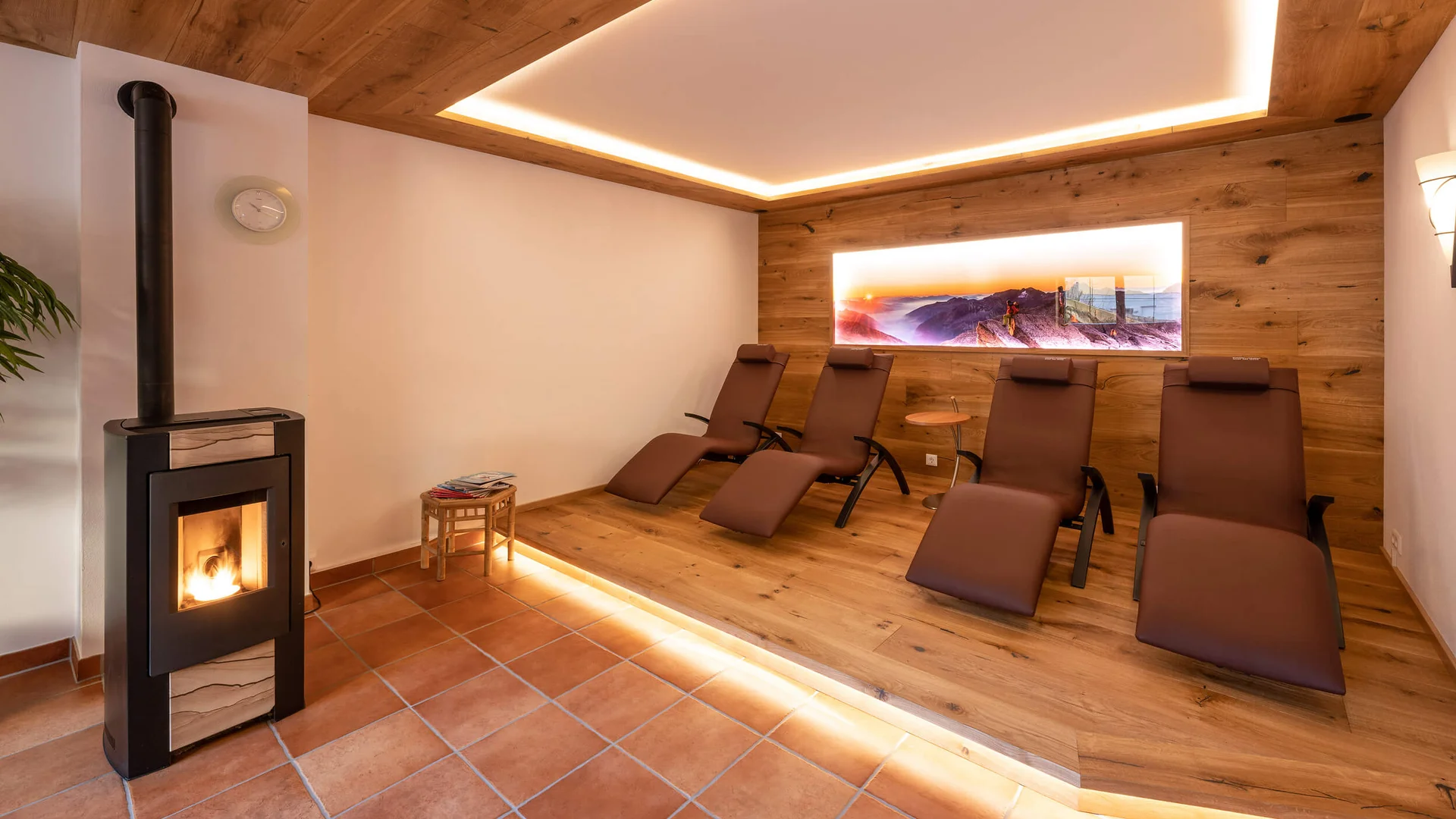 Hotel Eggerhof *** © Franz Gerdl Entspannungsraum mit Holzverkleidung, Relaxliegen und Holzofen