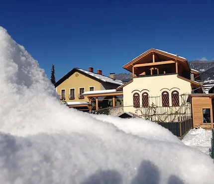 Schneebedeckte Häuser unter klarem blauem Himmel in den Bergen