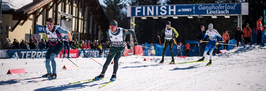 Langläufer beim Zieleinlauf des Ganghoferlaufs Leutasch im Schnee