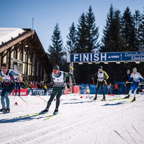 Langläufer beim Zieleinlauf des Ganghoferlaufs Leutasch im Schnee