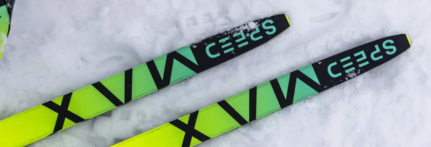 Die richtige Langlaufski-Länge
© Fischer Sports GmbH Gelbe Langlaufski auf Schnee mit der Aufschrift SPEED MAX