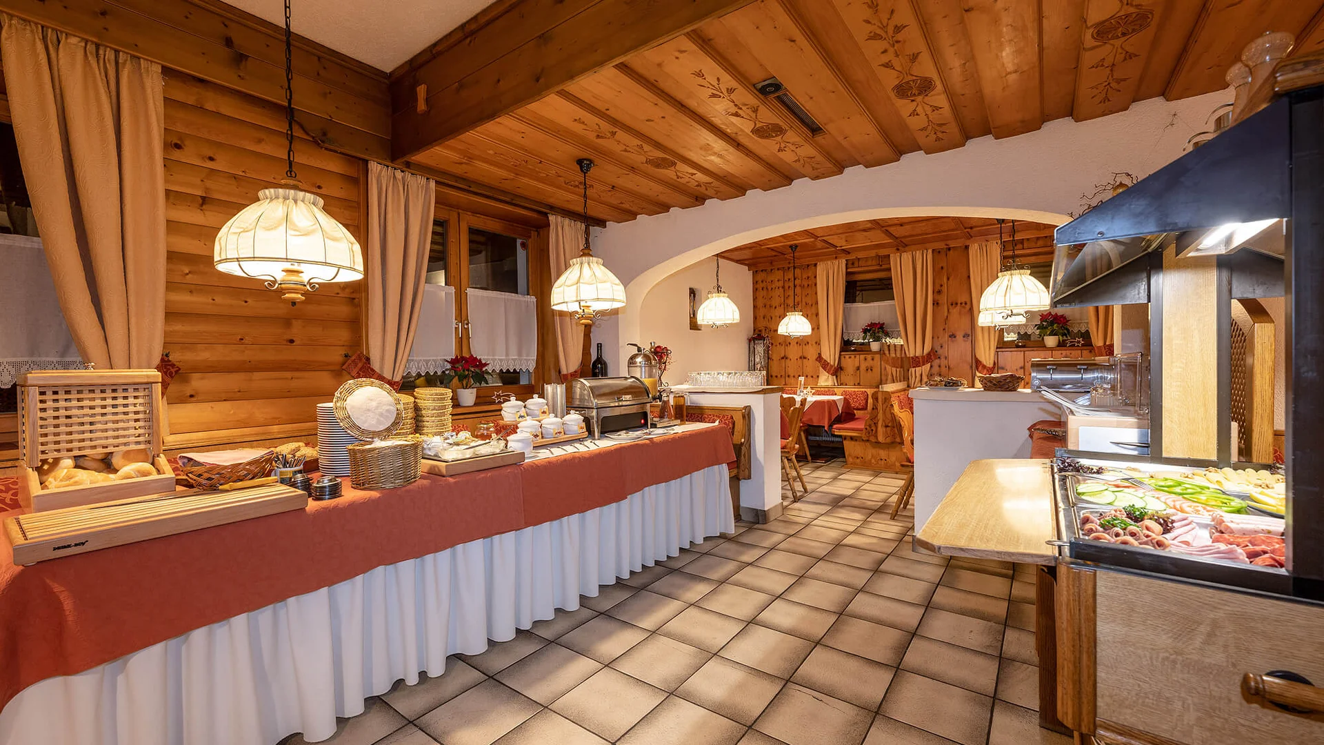 Hotel Eggerhof *** © Franz Gerdl Gemütlicher Frühstücksraum mit Buffet in traditionellem Holzstil