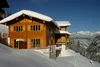 Sammelanfragen © Bauerndörfl Rindereben Holzhaus im Schnee mit Bergen im Hintergrund