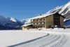 Sammelanfragen © Hotel Schönauer Hof Schneebedecktes Hotel in den Alpen mit Loipenspuren im Vordergrund