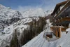 Sammelanfragen © Gasthof Schönau - Etschmann Stephan Schneebedeckte Berge und moderne Berghütte mit Holzveranda im Winter