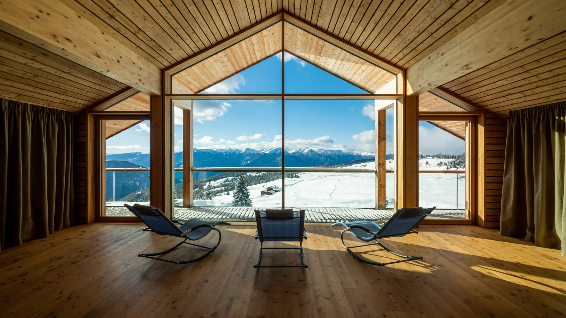 Alm-Hotel Starkenfeld Hütte ** © Jonas Eisenstecken Moderne Holzhütte mit Panoramafenster und Blick auf verschneite Berge