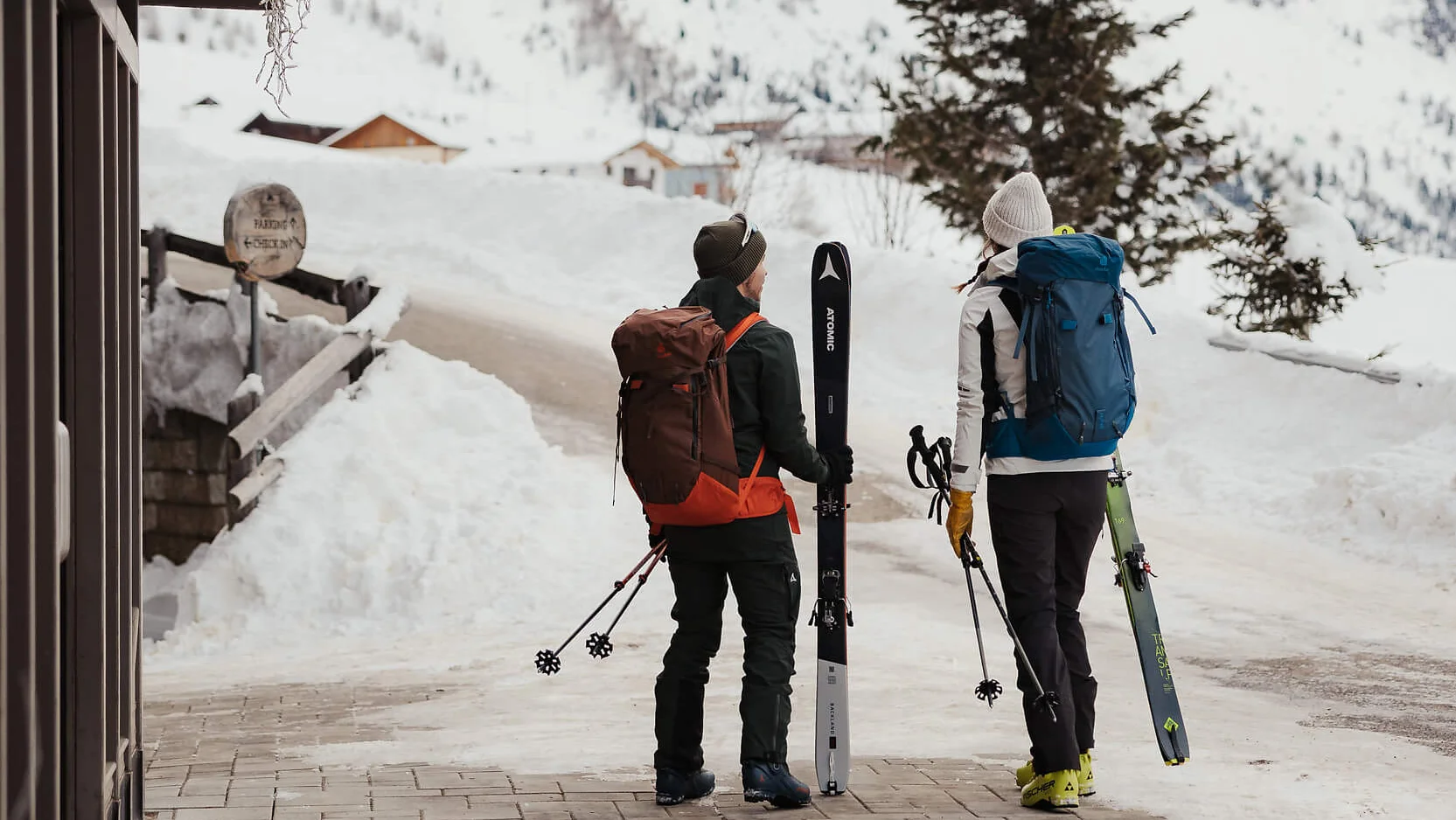 Italien © Alex Moling Zwei Skifahrer mit Ausrüstung vor verschneitem Bergpanorama