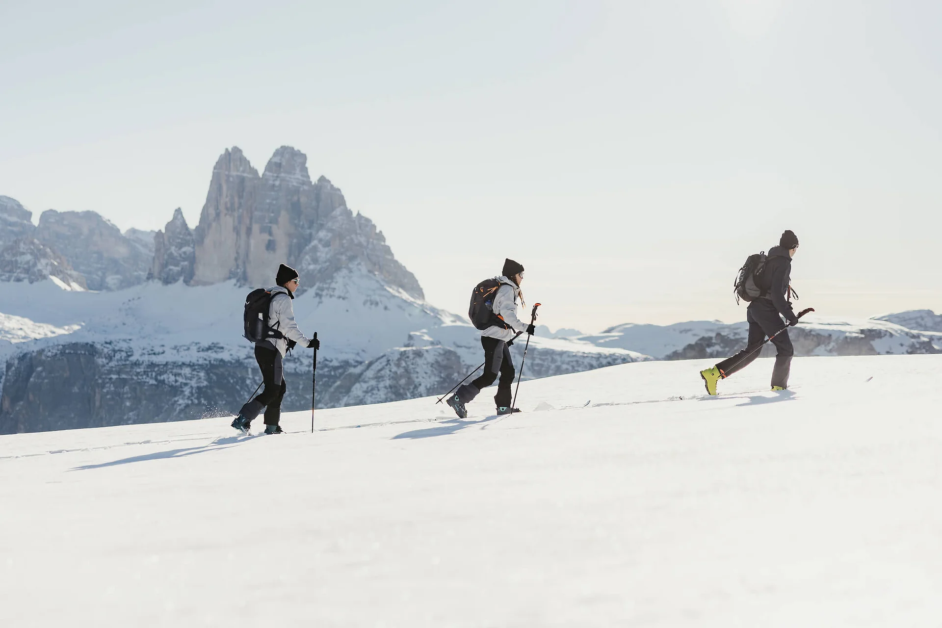 Langlauf Urlaub © Alex Moling Drei Menschen beim Schneeschuhwandern vor Bergen im Schnee