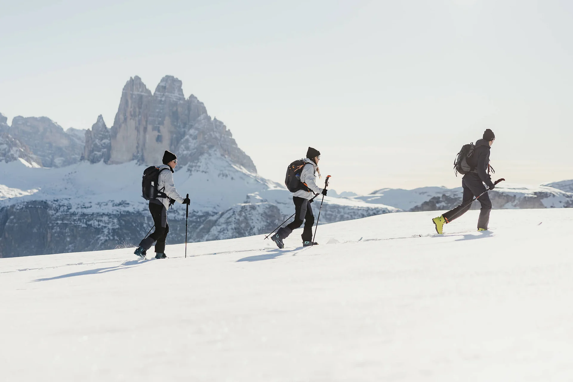 Langlauf Urlaub © Alex Moling Drei Menschen beim Schneeschuhwandern vor Bergen im Schnee