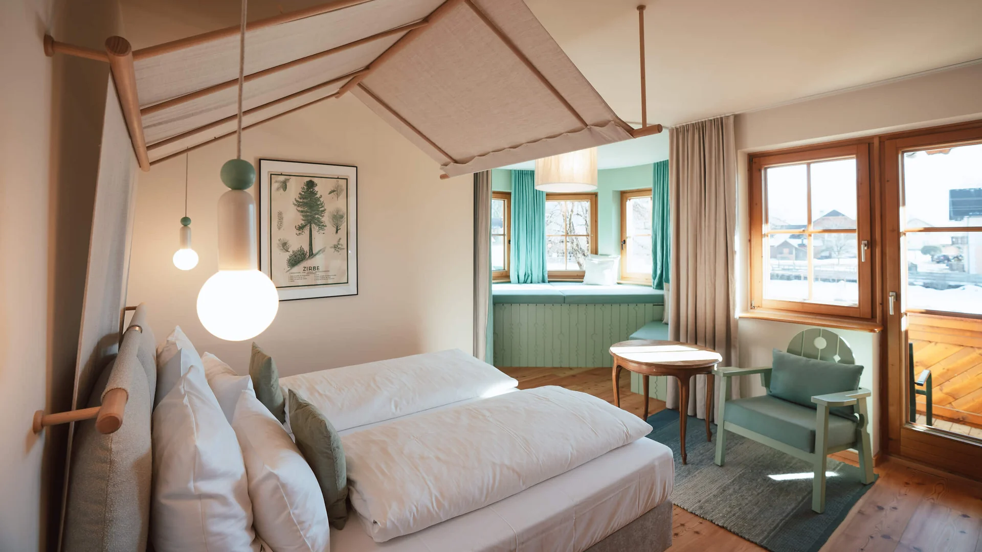 Hotel Kogler **** © Armin Ribis Helles Schlafzimmer mit Doppelbett, Sitzbereich und großen Fenstern