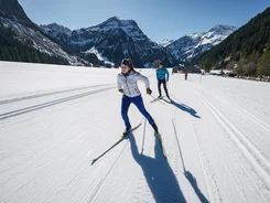 Tannheimer Tal © TVB Tannheimer Tal - Wolfgang Ehn Langläufer auf einer verschneiten Loipe vor schneebedeckten Bergen