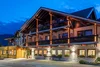 Sammelanfragen © Hotel Brunnerhof der Brunner Christina & Co. KG Beleuchtetes alpines Hotelgebäude in der Abenddämmerung