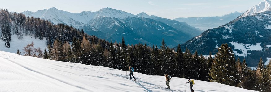 HOW TO SKITOUR © Tourismusverein Passeiertal - Benjamin Pfitscher Drei Skitourengeher in verschneiter Berglandschaft bei klarem Himmel