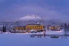 Sammelanfragen © Stefan Gimpl Beleuchtetes Hotel im verschneiten Tal vor bewölktem Berggipfel bei Abenddämmerung