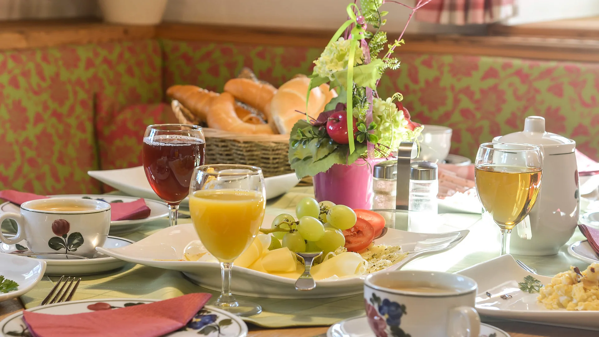 Bauernhof Krahlehen © Thomas Müller Breakfast table with juice, coffee, bread, cheese, and fruit