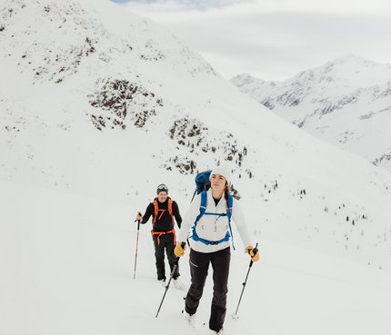 Skitourengehen in der nordic³-Region © Alex Moling Zwei Skitourengeher wandern im verschneiten Gebirge