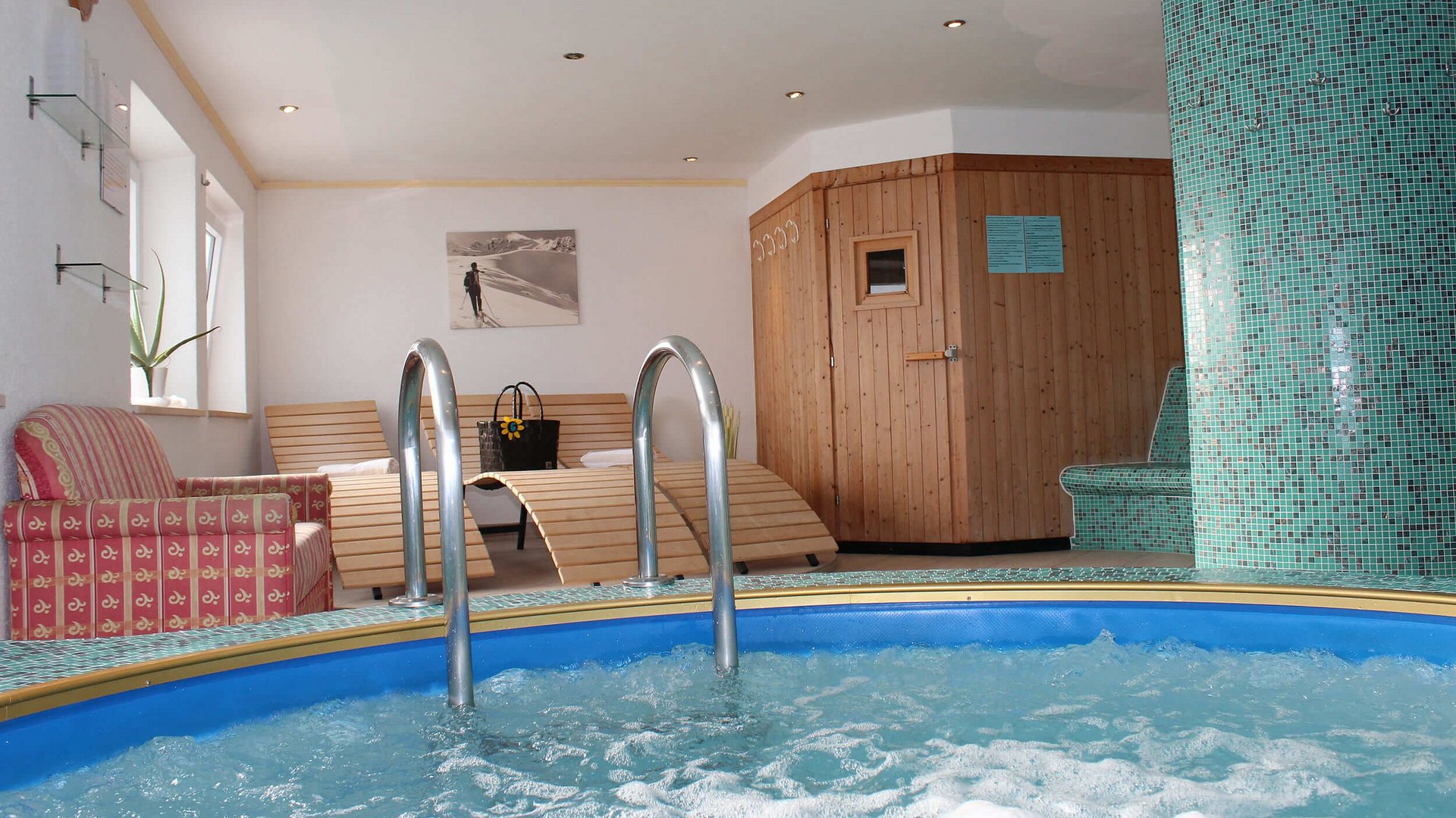 Innenbereich mit Whirlpool, Liegen und Sauna
