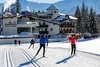 Sammelanfragen © Hotel Karwendel Bernhard Rödlach BetriebsGmbH Langläufer vor dem Hotel Karwendel mit verschneiten Bergen im Hintergrund