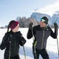 Steffi und Michael Malfertheiner © Fabian Dalpiaz Zwei Menschen beim Langlaufen vor schneebedeckten Bergen