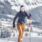 Zwei Langläufer im Schnee mit Bergen im Hintergrund