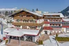 Sammelanfragen © Archiv Marcati Schneebedecktes Hotelgebäude mit Bergen im Hintergrund
