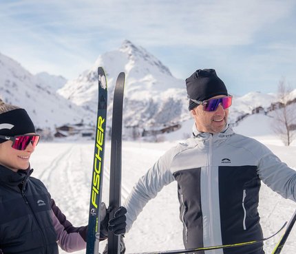 Welcher Paznaun-Langlauftyp bist du? © TVB Paznaun-Ischgl Ein Paar in Skiausrüstung im verschneiten Gebirge