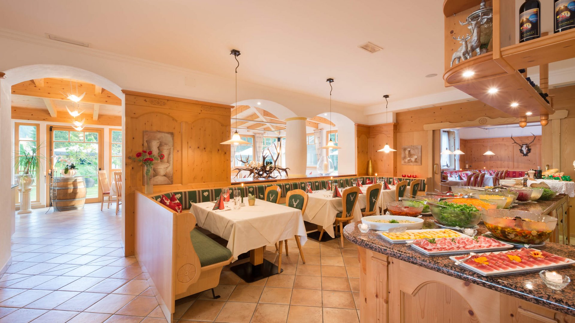 Helles Restaurant mit Buffetauswahl und Holzmöbeln