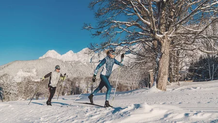 Schneesicher langlaufen: Wo Snowfarming in Österreich frühen Saisonstart möglich macht
© TVB Schladming Dachstein - Christine Höflehner Zwei Personen beim Langlaufen vor verschneiten Bergen und klarem Himmel