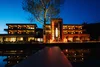 Sammelanfragen © Pletzer Resorts Beleuchtetes modernes Hotel bei Nacht mit Wasserspiegelung und Steg
