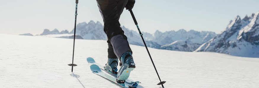 Frühjahr = Skitourenzeit © Alex Moling Skifahrer unterwegs auf verschneitem Berg mit Bergpanorama