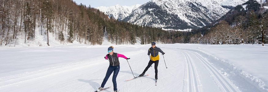 How to Hobbybiathlon
© Frithjof Kjer Zwei Langläufer auf verschneiter Loipe vor Bergkulisse