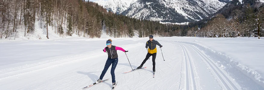 Unterwegs im Nordic Zentrum Oberstdorf © Frithjof Kjer Zwei Langläufer auf verschneiter Loipe vor Bergkulisse