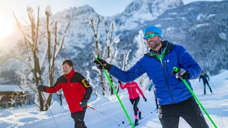 Schneesicher langlaufen: Wo Snowfarming in Österreich frühen Saisonstart möglich macht
© Martin Lugger Mehrere Menschen beim Langlaufen vor verschneiten Bergen im Sonnenschein