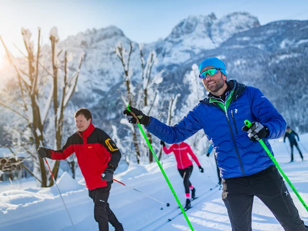 Schneesicher langlaufen: Wo Snowfarming in Österreich frühen Saisonstart möglich macht
© Martin Lugger Mehrere Menschen beim Langlaufen vor verschneiten Bergen im Sonnenschein