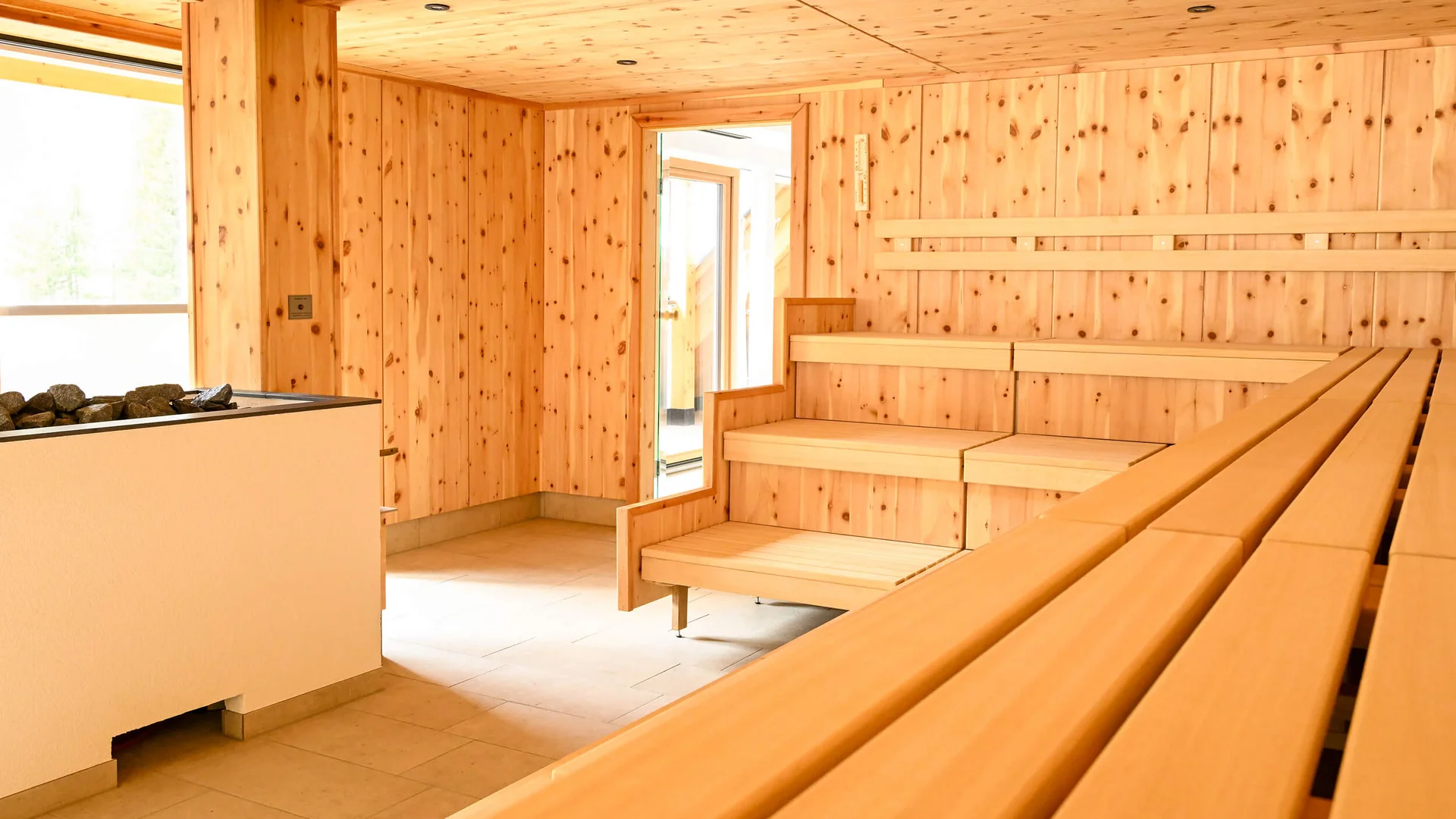 Hotel Waldheim *** © Elias Kaufmann Innenansicht einer leeren Sauna mit Holzwänden und Bänken