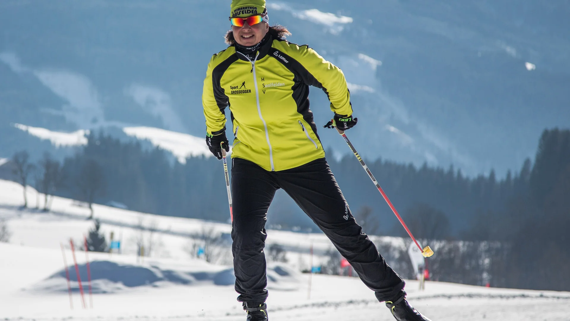 Loipenglück © Saalfelden-Leogang Person beim Langlaufen auf verschneiter Winterlandschaft mit Bergen im Hintergrund