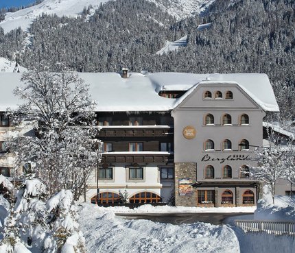 Hotel Daschil’s Bergland All.Inclusive © Tanja Cammerlander Hotel Bergland im Winter mit verschneiten Bergen im Hintergrund
