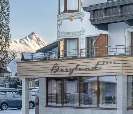 Hotel Bergland mit schneebedeckten Bergen im Hintergrund
