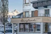 Sammelanfragen © Johannes Brunner Hotel Bergland mit schneebedeckten Bergen im Hintergrund