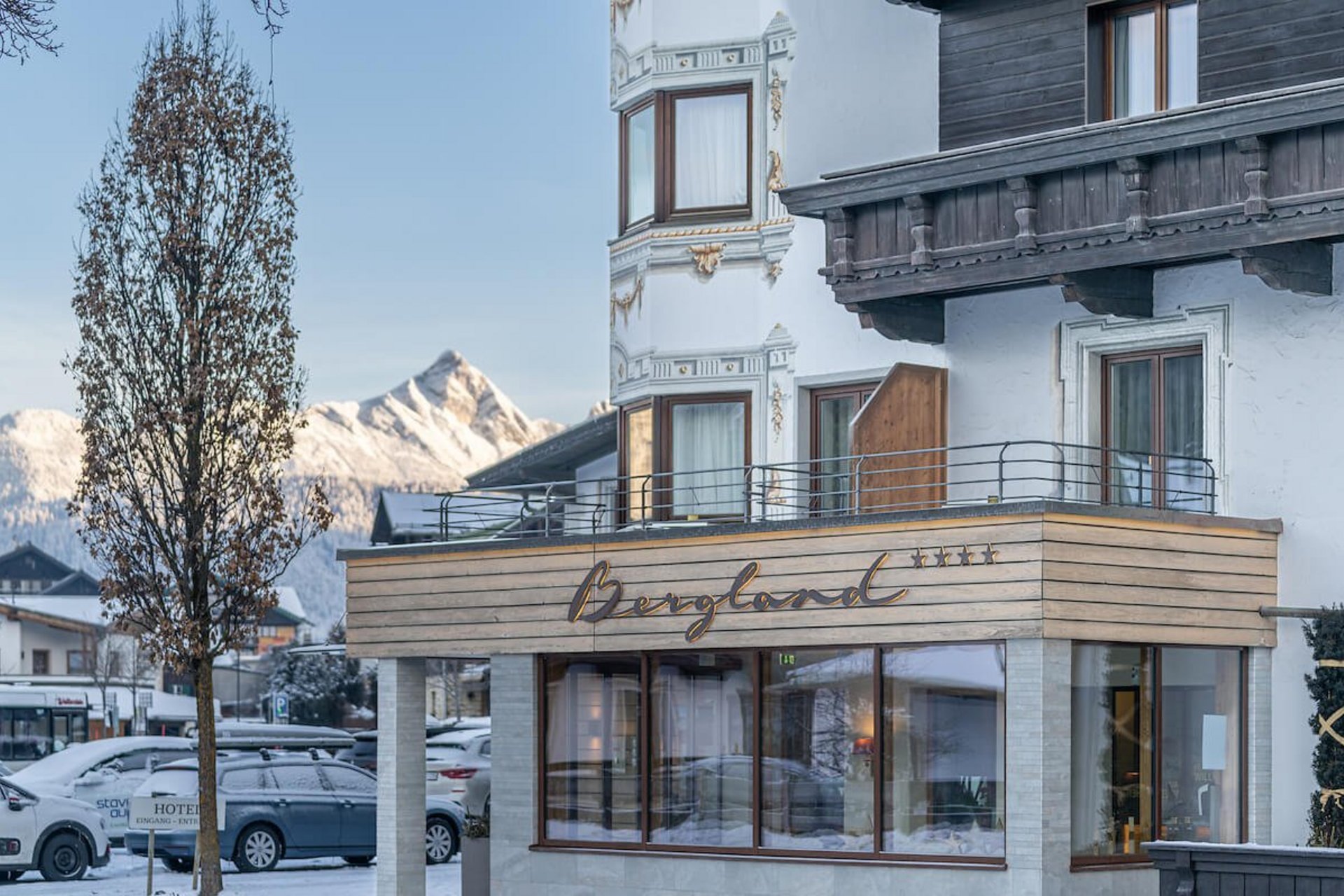 Hotel Bergland mit schneebedeckten Bergen im Hintergrund