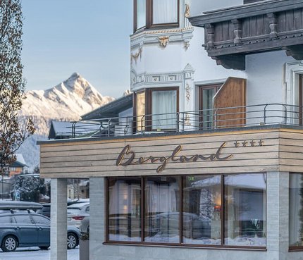 Hotel Bergland mit schneebedeckten Bergen im Hintergrund